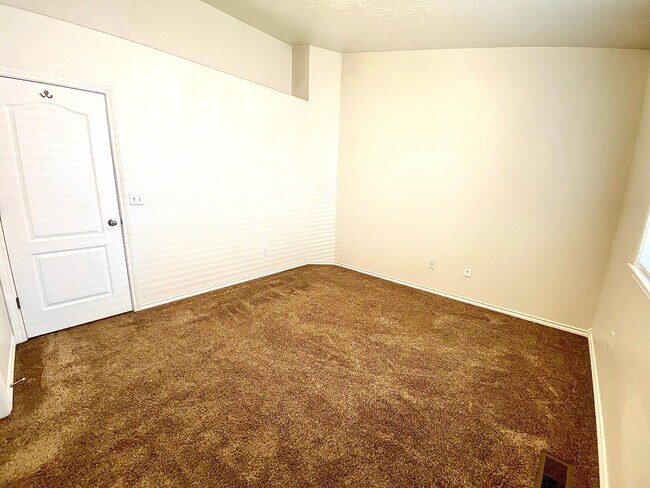 Building Photo - 3 bedroom 2 bath Walking Distance to Sage Valley Middle School