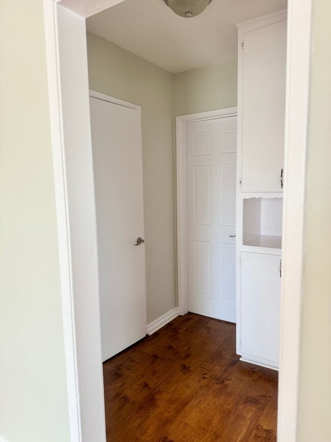 Building Photo - 1 BDRM, 1 BA WITH PARKING (PICTURES COMING...