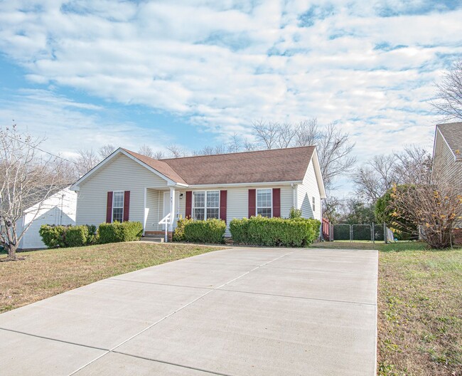 Building Photo - Fenced Yard!