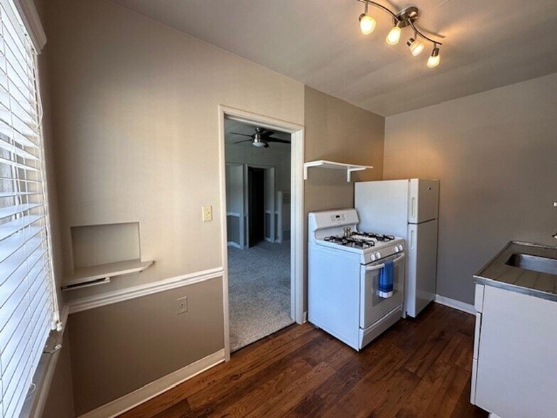 Building Photo - Discover Timeless Charm in the Heart of it...