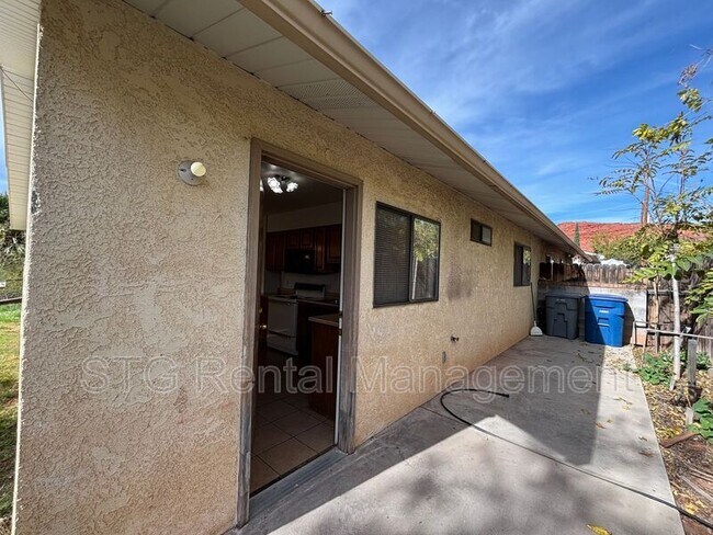 Building Photo - 325 N Main St