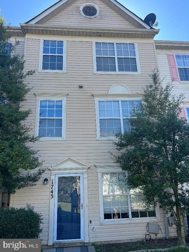 Building Photo - 1745 Staley Manor Dr