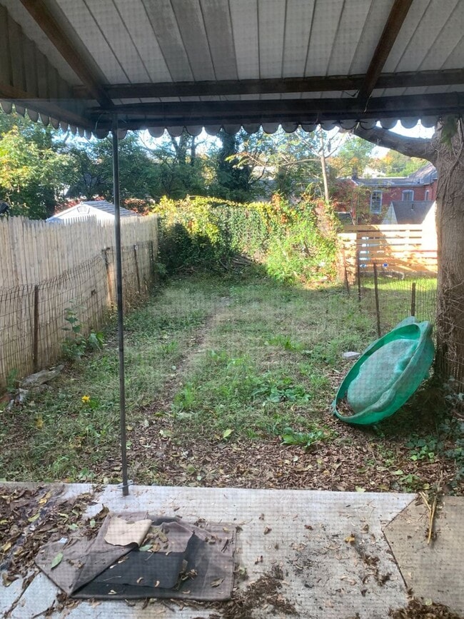 Building Photo - Spacious 2 Bedroom, 1 Bathroom with Bonus ...
