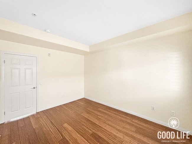 Building Photo - Beautiful 2BD/2.5BA Condo in Bankers Hill W/ W/D, A/C, Patio Area and Community Gym!