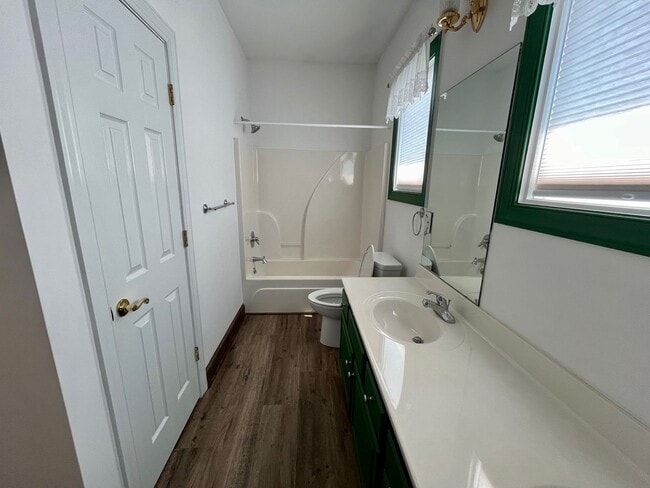 Building Photo - One Level Home in New London