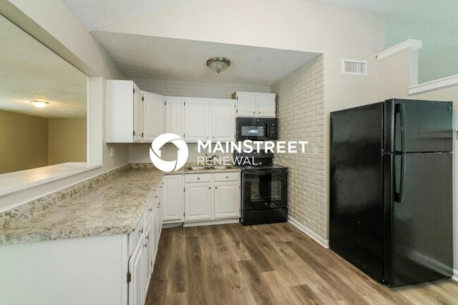 Building Photo - 3 Bedroom Pet-Friendly Home in Louisville, KY with Main Street Renewal