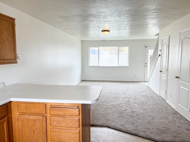 Building Photo - 12 Fairway Ln