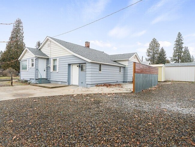 Building Photo - Cozy 3 Bed 2 Bath Updated Home!