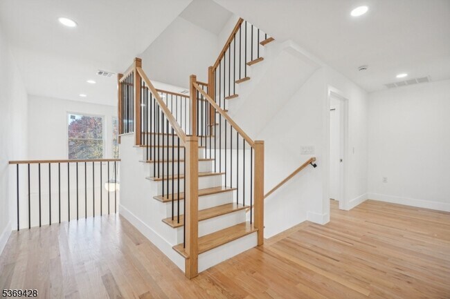 Building Photo - 99 Ashwood Ave