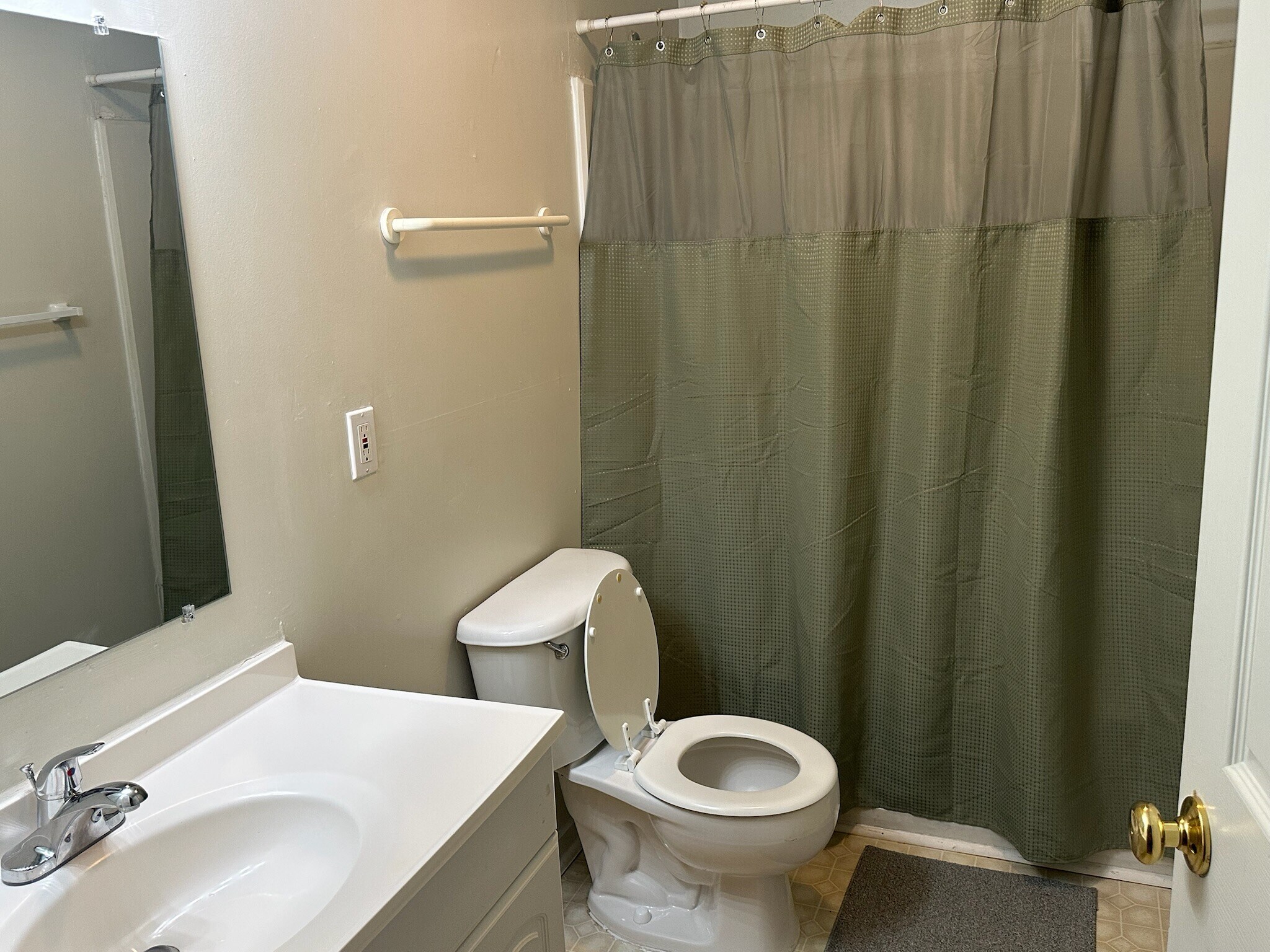 Downstairs bath - 805 Onslow St