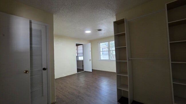 Building Photo - 4 Bedroom 2 Bath Single Family Home w/ 2 Bonus Rooms