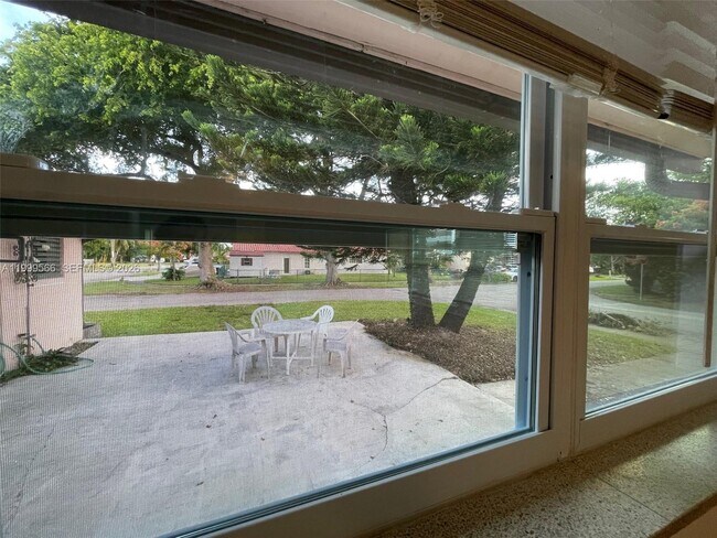 Building Photo - 1850 N 27th Ave