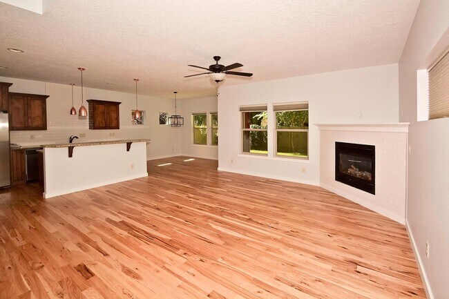 Building Photo - 3 Bedroom 2.5 Bathroom Home in Southeast Boise