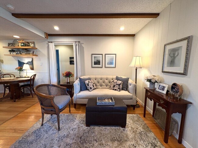 Building Photo - 5919 Royal Ann Dr