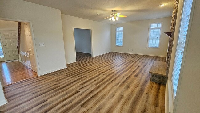 Building Photo - Bright & Spacious Home in Fredericksburg!
