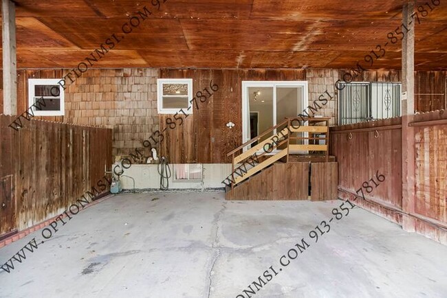 Building Photo - Spacious Townhome!