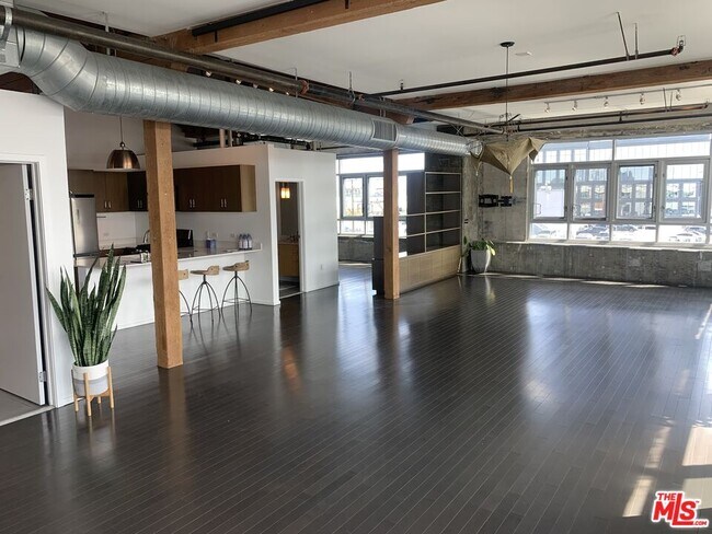 Building Photo - 530 S Hewitt St