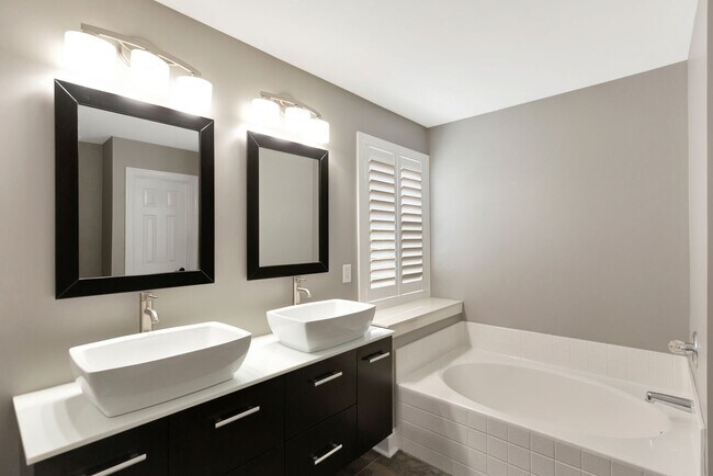 Building Photo - Beautiful Home in The Hamlets