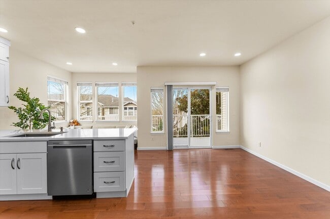 Building Photo - Spacious Townhome in Bellevue College Neig...