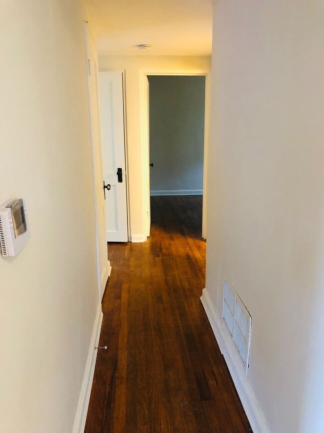 Building Photo - Adorable 3 bdrm/1 bath Home Located in Desirable West End!