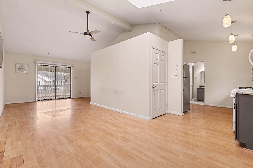 Building Photo - Room in Duplex on Spring St