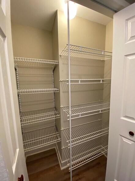 Building Photo - 40 Farmington Chase Cres