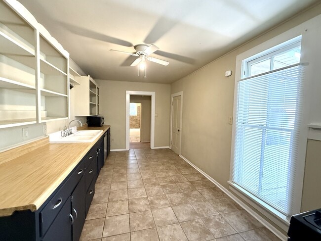 Building Photo - 817 Hargrove St