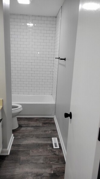 Building Photo - 916 NE Bristol Dr