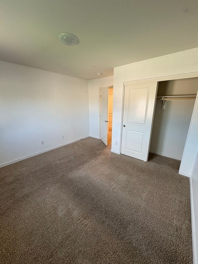 Building Photo - Stunning 5-bedroom, 3.5-bath home