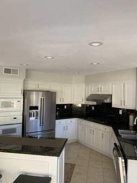 Stainless steel appliances! - 24633 Stagg St