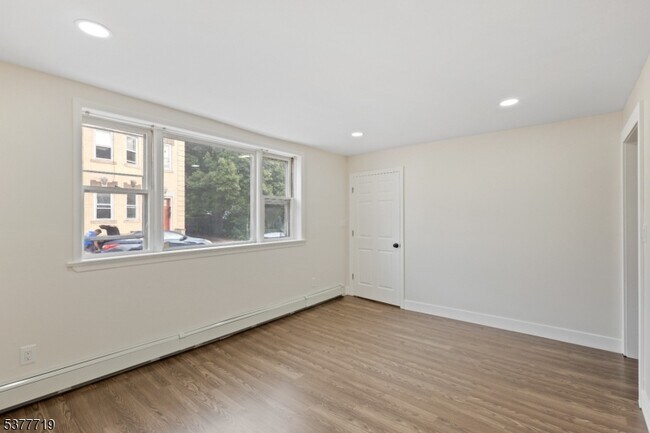 Building Photo - 86 Farnham Ave