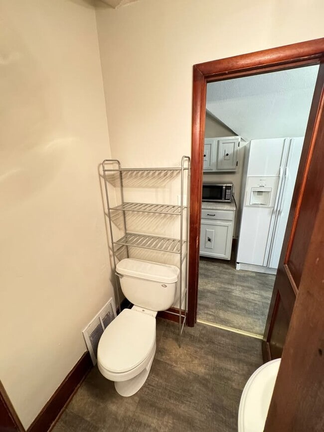 Building Photo - 1004 B St