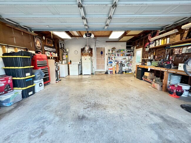 Building Photo - 328 Pictor Ln
