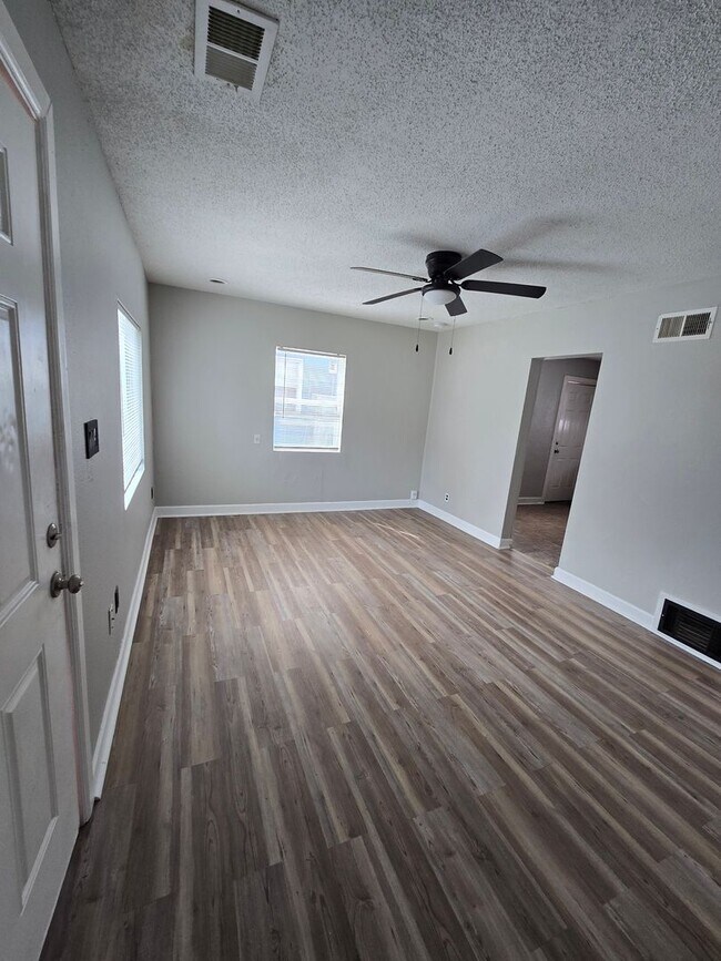 Building Photo - 2 bedrooms 1 bath renovated ready for move in