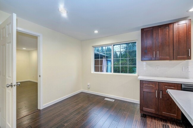 Building Photo - 7704 135th Place NE