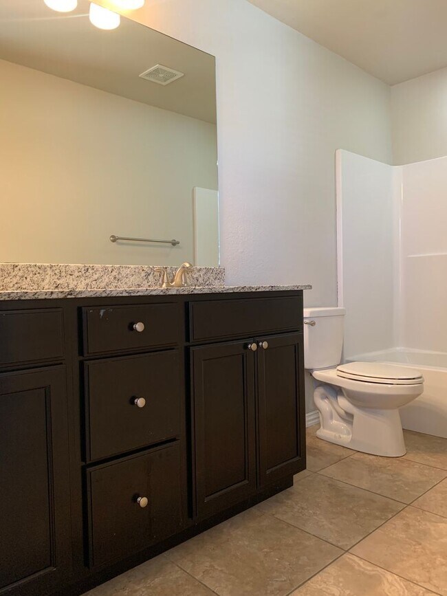 Building Photo - 3-Bedroom, 2.5-Bath TOWNHOME IN ROGERS!!!!