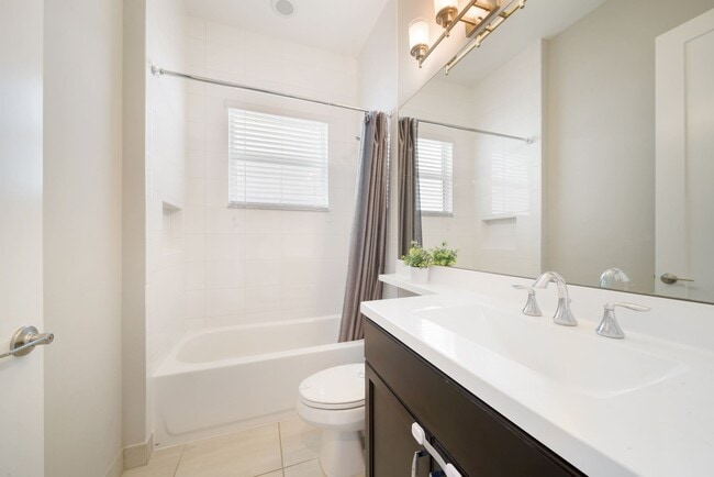 Building Photo - 15371 Green River Ct