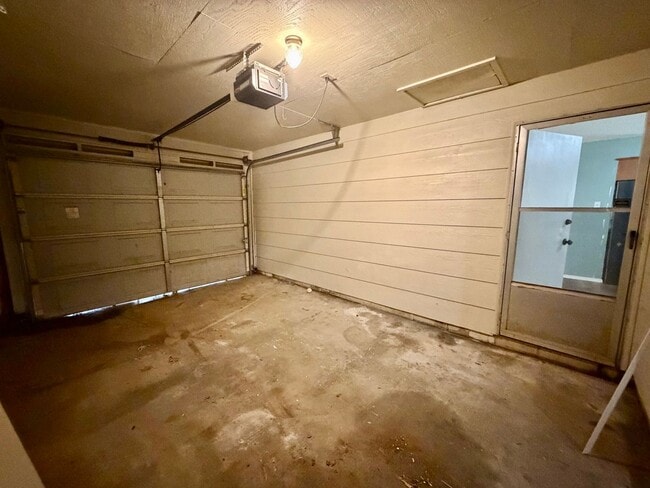 Building Photo - 904 Hillside Dr