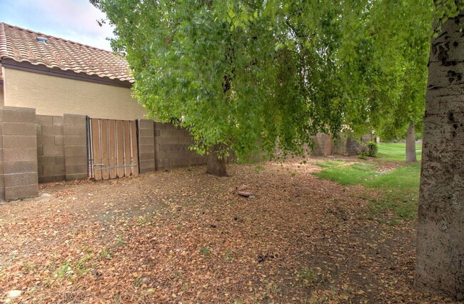 Building Photo - 921 W University Dr