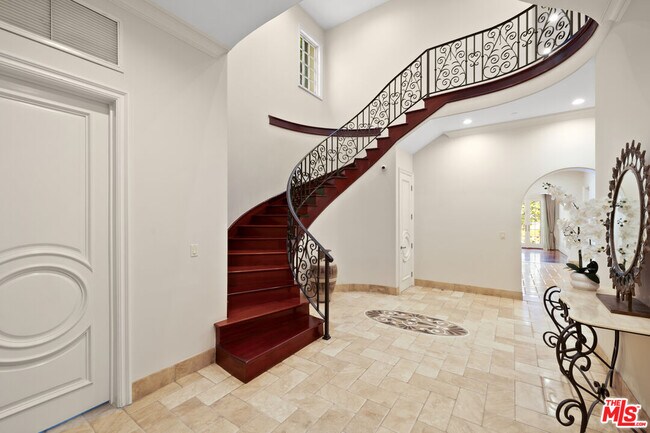 Building Photo - 314 N Palm Dr