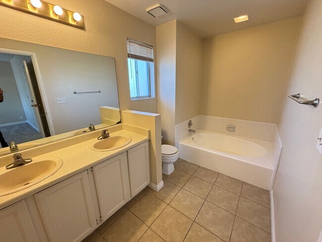 Building Photo - Spacious 3BED/3BATH Two story home located...