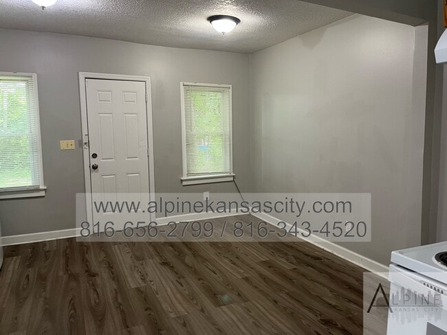 Building Photo - Spacious Upstairs Loft with Bathroom!