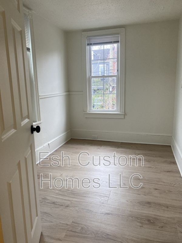 Building Photo - 741 Manor St