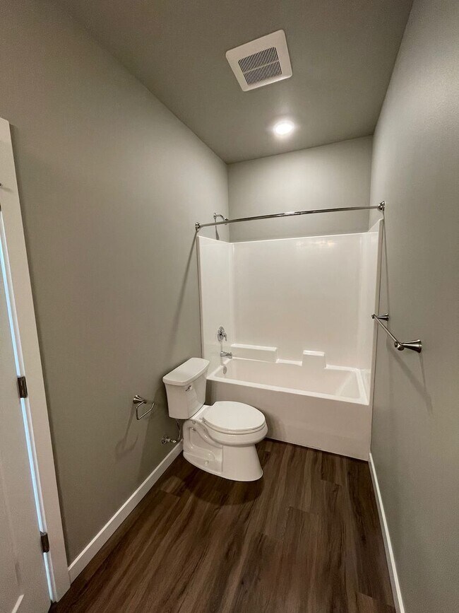 Building Photo - NEW 4 Bedroom / 4.5 Bath Duplex. A/C in every bedroom