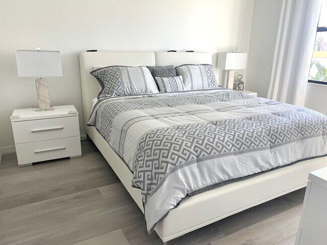 Building Photo - 2/2 MONTHLY RENTAL - GOLF/TENNIS CENTER - LAKEWOOD RANCH AVAILABLE FOR SPRING/ SUMMER!