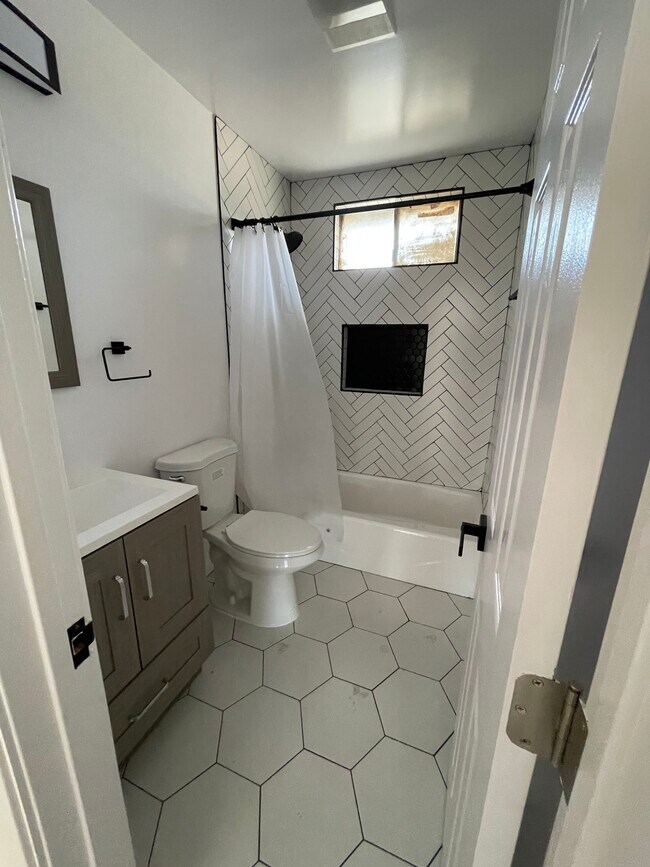 Building Photo - 1385 N Marengo Ave