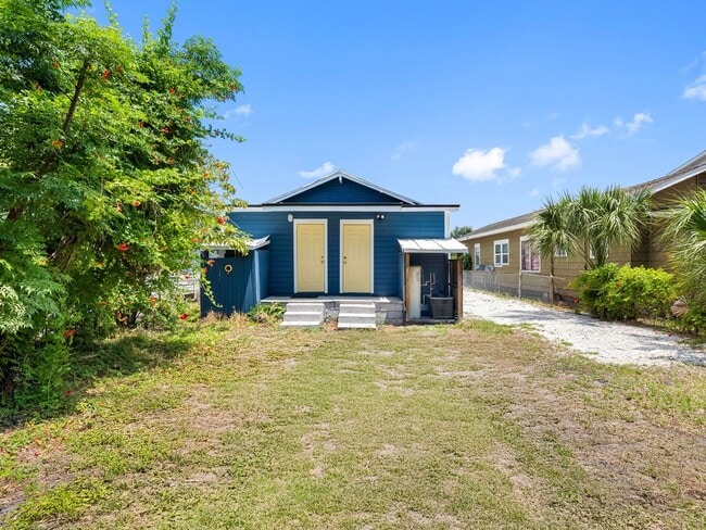 Building Photo - Affordable 3/1.5 West Tampa Home