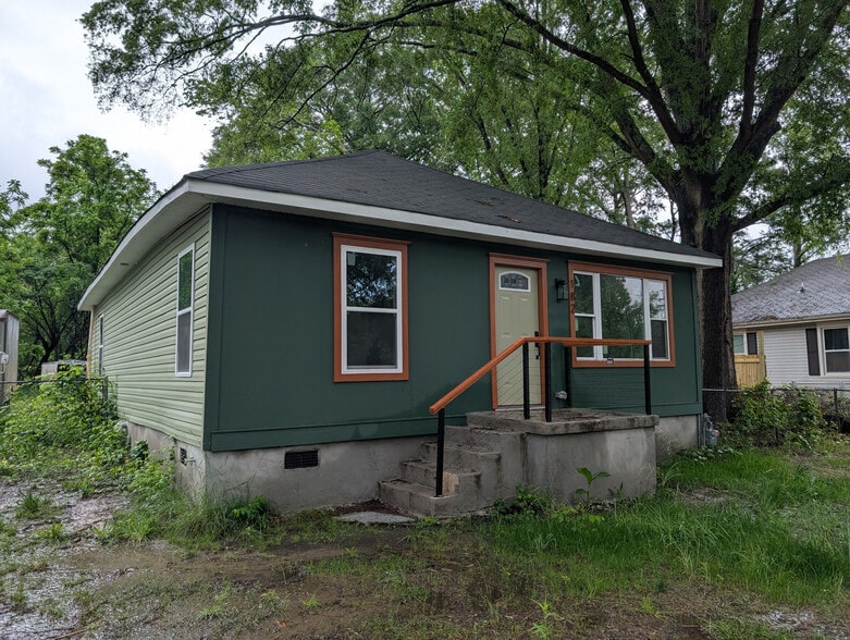 Building Photo - Room in House on Dixon Cir