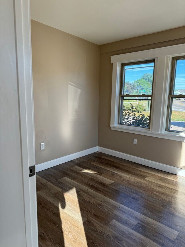 Building Photo - 1 Bedroom Apartment