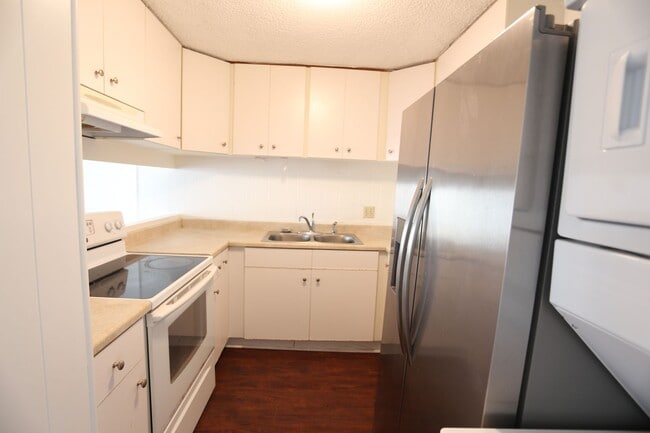 Building Photo - Liliuokalani Plaza – 2 bedroom, 2 bath wit...